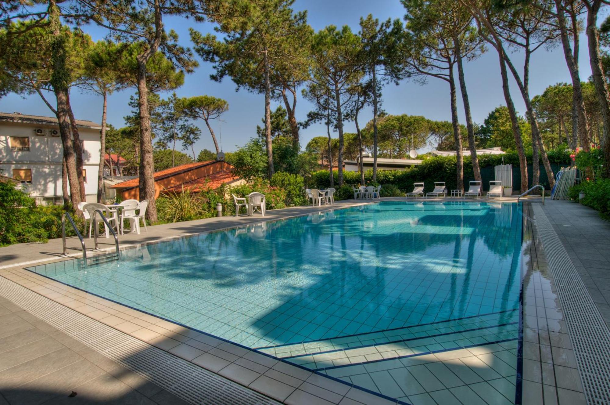 Hotel Caracas Lignano Sabbiadoro Exterior foto
